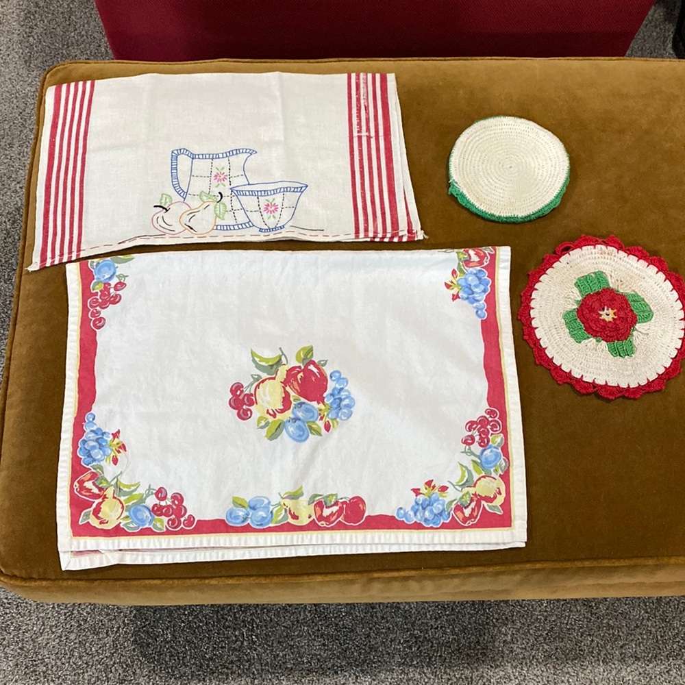 Vintage Kitschy Set Of 2 Tea Towels And 2 Crocheted Hot Pads!